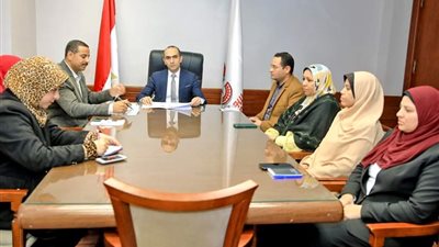 نائب محافظ سوهاج يتابع موقف شكاوى المواطنين مع فريق 