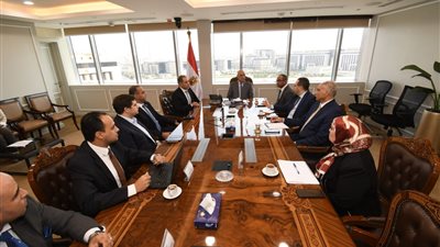 وزير الإسكان يلتقي مسئولي المبادرة الوطنية لتطوير الصناعة المصرية 