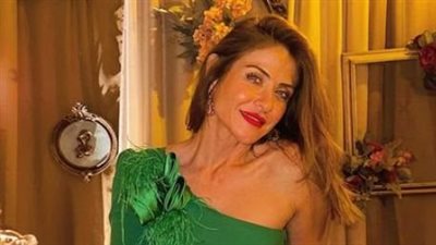 جرأة فستان هيدي كرم تكشف عن تاتو ساقيها