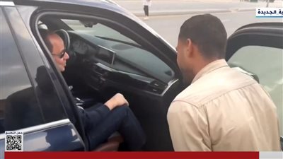 الرئيس السيسي يجري حوارًا مع مجموعة من المواطنين خلال مروره بشوارع القاهرة
