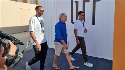 سميح ساويرس في جولة داخل سوق الجونة