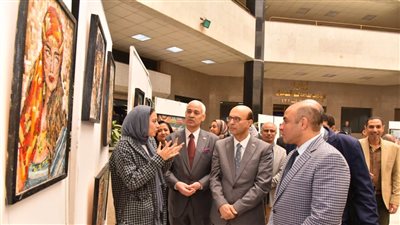 رئيس جامعة أسيوط يفتتح معرض 