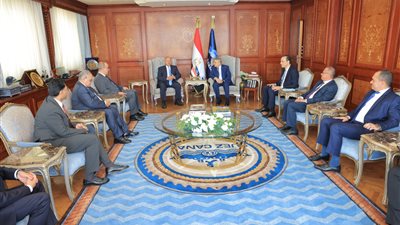 وزير النقل ورئيس هيئة قناة السويس يبحثان مع شركة 