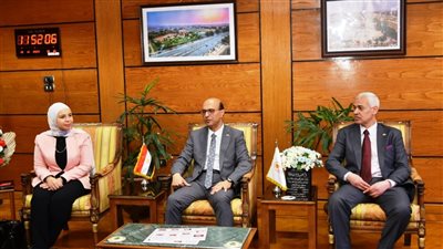 رئيس جامعة أسيوط يستقبل وفداً ممثلاً عن المكتب الثقافي للسفارة الأمريكية بالقاهرة