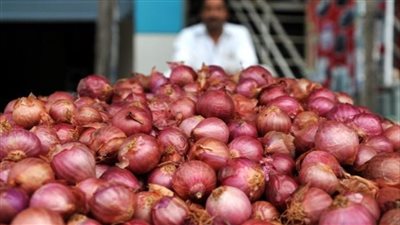 التموين تطرح «بصل» بنصف السعر في منافذ المجمعات الاستهلاكية