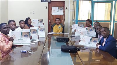 رئيس بروندي يرفع صورة الرئيس السيسي بافتتاح الحوار القاري 