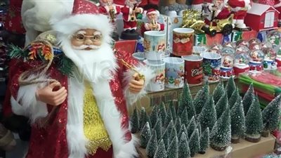 زينة الكريسماس تملئ درب البرابرة والأسعار تحد من جنون الدولار