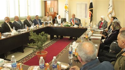 رئيس جامعة أسيوط يستعرض تقرير الاجتماع الدوري لمجلس شئون خدمة المجتمع 