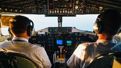 يستغل علاقته بالمشاهير لإيقاع ضحاياه .. التحقيق مع المتهم بقيادة  شبكة طيارين مزيفين