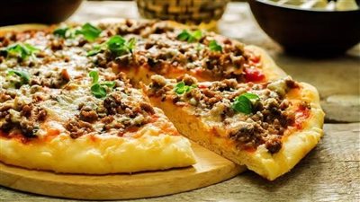 علي خطى المطاعم| طريقة عمل بيتزا باللحمة المفرومة والخضار