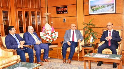 رئيس جامعة أسيوط يلتقي وفداً ممثلاً عن شركة الوطنية لتصنيع البترول