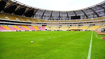لاعبو الزمالك يعاينون أرضية ملعب 11 نوفمبر قبل مواجهة ساجرادا