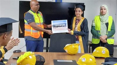 زيارات بالمشروعات القومية لخريجي برامج التدريب على الطاقة الشمسية بأسوان