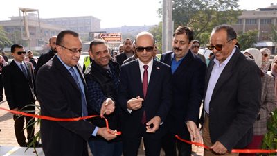 رئيس جامعة أسيوط يفتتح أول وحدة متنقلة للتبرع بالدم في الصعيد