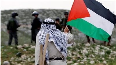 قصة الكوفية الفلسطينية التي أصبحت رمزا وطنيا للفلسطينيين؟