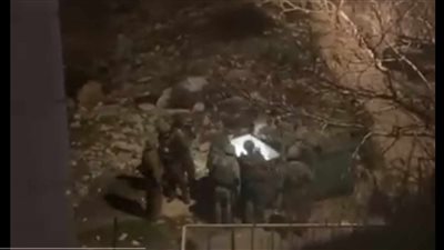 المقاومة تلتقط فيديو لقوات الاحتلال وهي تداهم حاوية قمامة 