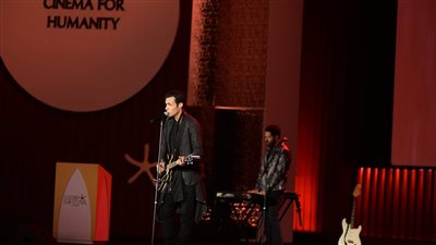 فريق كايروكي برسالة فلسطينية في ختام الجونة السينمائي 2023