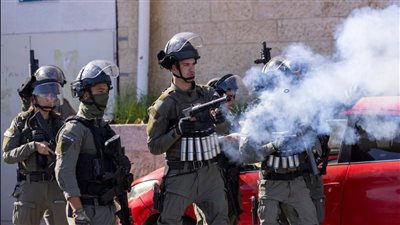 بالصور.. الاحتلال يعتدي على المصليين بقنابل الغاز والصوت