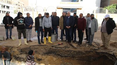 محافظ الجيزة يتفقد أعمال اصلاح كسر بماسورة مياه بتقاطع طريق الشيشيني