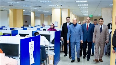 رئيس جامعة المنصورة يتفقد أعمال الامتحانات بكليتى الآداب والحقوق