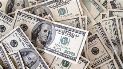 حصاد 2023.. الدولار يرتفع 5 جنيهات بالبنوك و 20 بالسوق السوداء