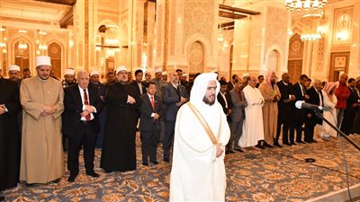 إمام الحرم النبوي يؤم المصلين في صلاة الظهر ويشيد بمسجد مصر ودار القرآن الكريم بالعاصمة الإدارية