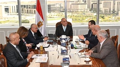 وزير الإسكان يتابع أعمال 