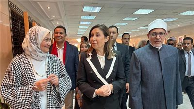 قيادات الأزهر ووزيرة الثقافة يفتتحون معرضًا فنيًا