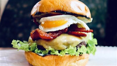 سريع التحضير.. طريقة عمل برجر اللحم بالبيض