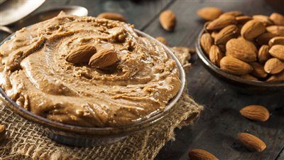 مفيدة لمرضى السكر.. طريقة عمل زبدة اللوز الصحية