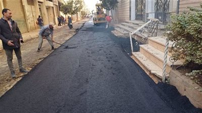 محافظ المنيا يتابع خطة رصف الطرق والشوارع بالمدن والمراكز  