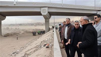 محافظ القليوبية يوجه بضبط سيارة نقل أثناء إلقائها مخلفات هدم بمحور العصار 