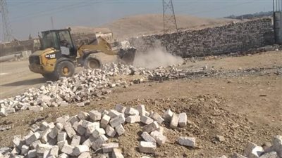 إزالة 4 حالات تعد على أملاك الدولة بقرية المحروسة بقنا