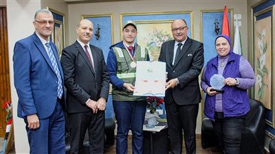   مدير التعليم يُكرم الطالب الأول جمهورى بمسابقة الوطنية للمهارات بالأسكندرية 