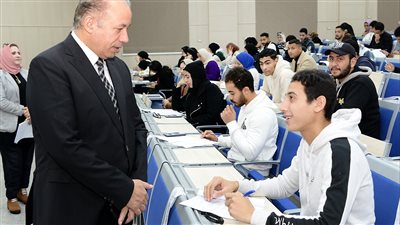 رئيس جامعة المنصورة يتفقد امتحانات الفصل الدراسي الأول 