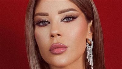 الأحمر يعكس أنوثة كارلا حداد في عيد الميلاد المجيد 