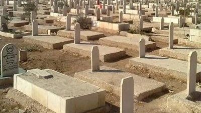 حكم الجلوس على القبر وتوجيه النهي الوارد فى ذالك