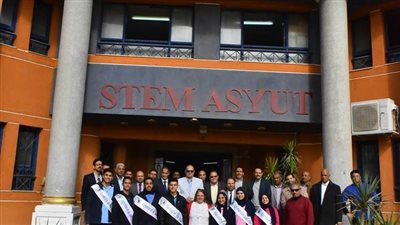 محافظ أسيوط يتفقد سير الدراسة بمدرسة المتفوقين في العلوم والتكنولوجيا 