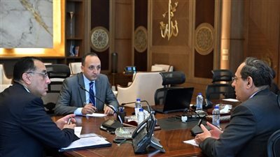 رئيس الوزراء يتابع الموقف التنفيذي لمبادرة تحويل السيارات للعمل بالغاز الطبيعي