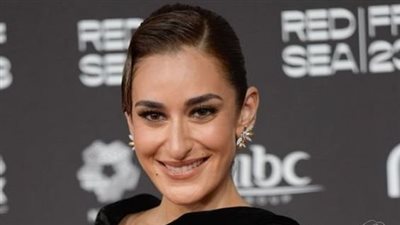 أمينة خليل تتألق كالأزهار بقصة البليسية 