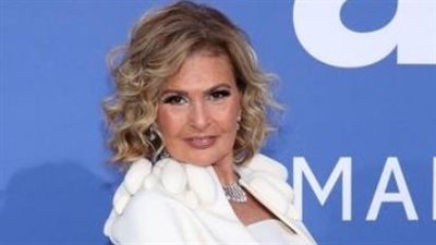 يسرا تبرز شبابها بالأوف شولدر.. والأحمر يعكس جمالها