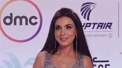 قصير ومجسم.. دينا تخطف الأنظار بالأسود المثير 