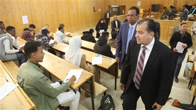 رئيس جامعة جنوب الوادى يتفقد امتحانات نصف العام بكلية الحقوق