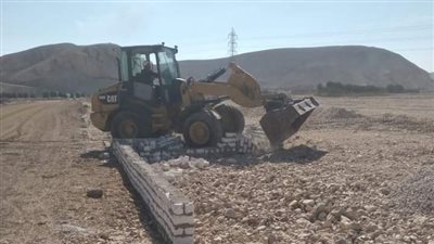 إزالة فورية لحالتى تعدى بقرية المحروسة فى قنا 