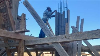 إيقاف أعمال بناء بدون ترخيص بقرية دندرة بقنا 