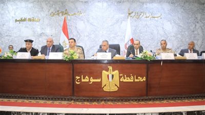 محافظ سوهاج يناقش الموقف التنفيذي لمشروعات 