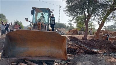 إزالة حالتى تعدي على أرض زراعية بقرية أبو مناع غرب بقنا