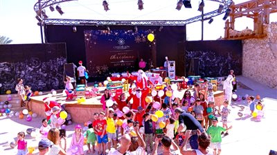 السياح يحتفلون بالكريسماس بفنادق شرم الشيخ.. وبابا نويل يوزع دباديب علي الاطفال 