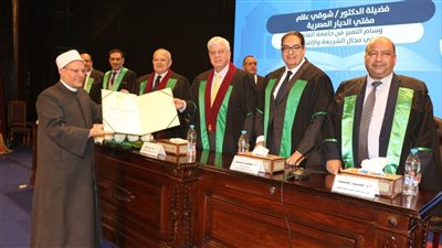 وزير التعليم العالي يكرِّم مفتي الجمهورية في عيد العلم الثامن عشر 