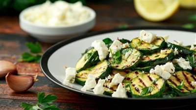 مفيدة للحوامل.. طريقة تحضير سلطة الكوسة بقطع الجبن